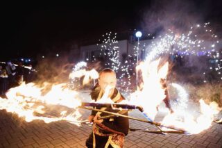 Az V. Rémségek Kicsiny Tündérkertje eseményen bemutathattuk Yondoragon – 4 Sárkány című műsorunkat halloween alkalmából! 🐉
Köszönjük szépen a meghívást – szuper buli volt, remek hangulatban! 👻✨ #fireperformer #fireperformance #firejuggling #halloweenfireshow #négysárkány #ahurafiretribe