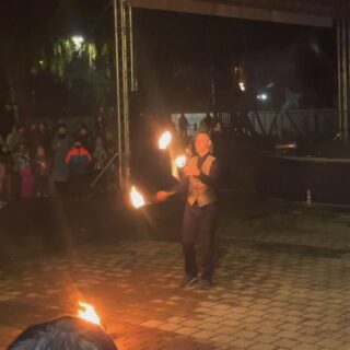 🎁 This Christmas, we’re bringing you something truly special! Introducing PYRONEERS, the latest fire juggling show by @ahurafiretribe.
🔥 Check out our promo video and let yourself be enchanted by the fiery holiday tale!
#AhuraFireTribe #PYRONEERS #FireJuggling #ChristmasMagic #LightAndFire #HolidayShow #ThankYouEncs #FeelTheHeat