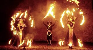 A sárkányok élete titokzatos és évszázadok óta rejtély övezi. Az ősi idők óta a tűz és a levegő uraiként élnek, mindegyikük különböző tájakhoz és elemekhez kötődik. A sárkányok bölcsessége a világ teremtéséből ered, és hatalmuk a természet erejétől függ. Az évek során szoros kapcsolatot alakítanak ki a földdel, a tűzzel, a vízzel és a széllel, védve és formálva azokat. Az életük hosszú és magányos, hiszen ritkán találkoznak más sárkányokkal, de amikor mégis, az maga a legenda. Az ősi erők birtokában életüket a világ egyensúlyának fenntartására szánják, tűzzel, vízzel és széllel harcolva, hogy megőrizzék a természet rendjét.
🐉 A Yon-Biki no Ryū egy látványos tűzszínházi előadás, amely a japán mitológia világába repít, ahol ősi legendák kelnek életre tánccal és lángokkal.
🔥 Készülj egy magával ragadó, misztikus utazásra, ahol a négy elem harcosai küzdenek sorsuk beteljesítéséért!
💥 Vigyázat! A műsorban elképesztő eszközökre és újdonságokra lehet számítani!
🙏 Az eszközökért köszönet illeti a GORA Professional Fire Gear - www.gora.hu- t
📧: info@ahura.hu
📞: +36704266747
🎥: Baseframe Studio
#ahurafiretribe #4匹の龍 #fourdragons #gorafiregear